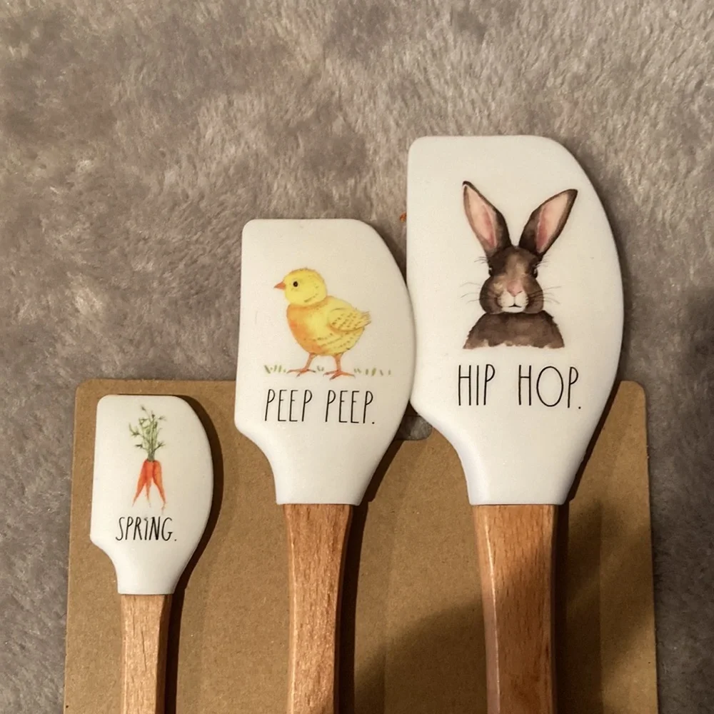 Rae dunn three piece Easter spatula set